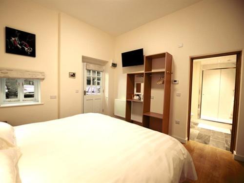 The Coaching Barns Motel Wem Exterior photo
