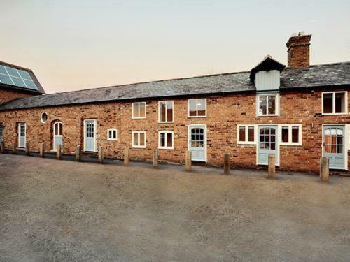 The Coaching Barns Motel Wem Exterior photo